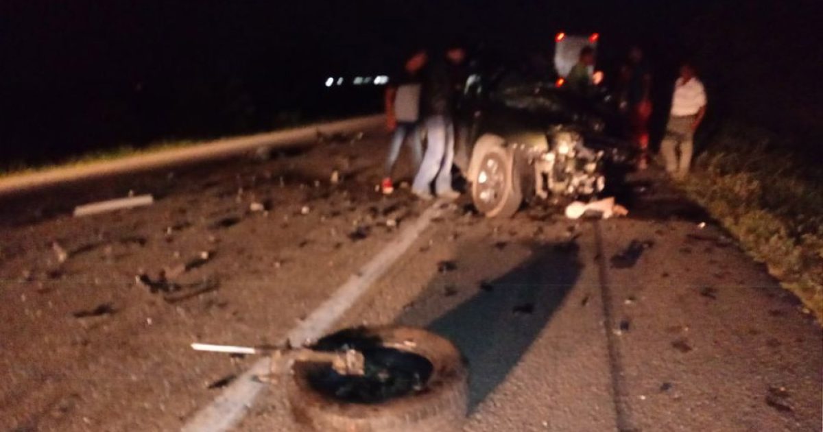 Veículo ficou destruído com colisão na BR-116, em Vitória da Conquista (Foto: Blog do Leo Santos)