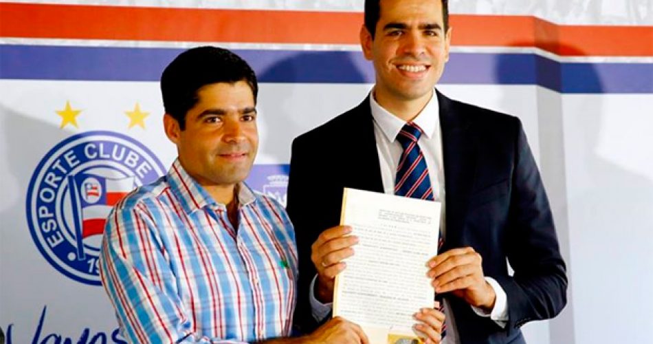 Prefeito ACM Neto e Marcelo Sant'Ana, presidente do Bahia posam com a nova certidão de Transcon. Foto: Reprodução/Facebook E.C. Bahia.