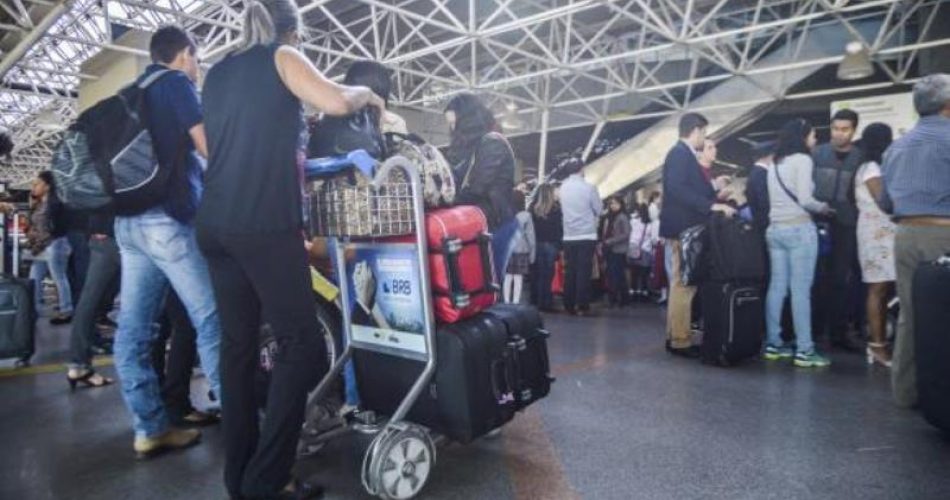 Com a derrubada da liminar, os passageiros precisaram pagar para despachar as bagagens que excedam a franquia permitida (Foto: José Cruz/Agência Brasil)