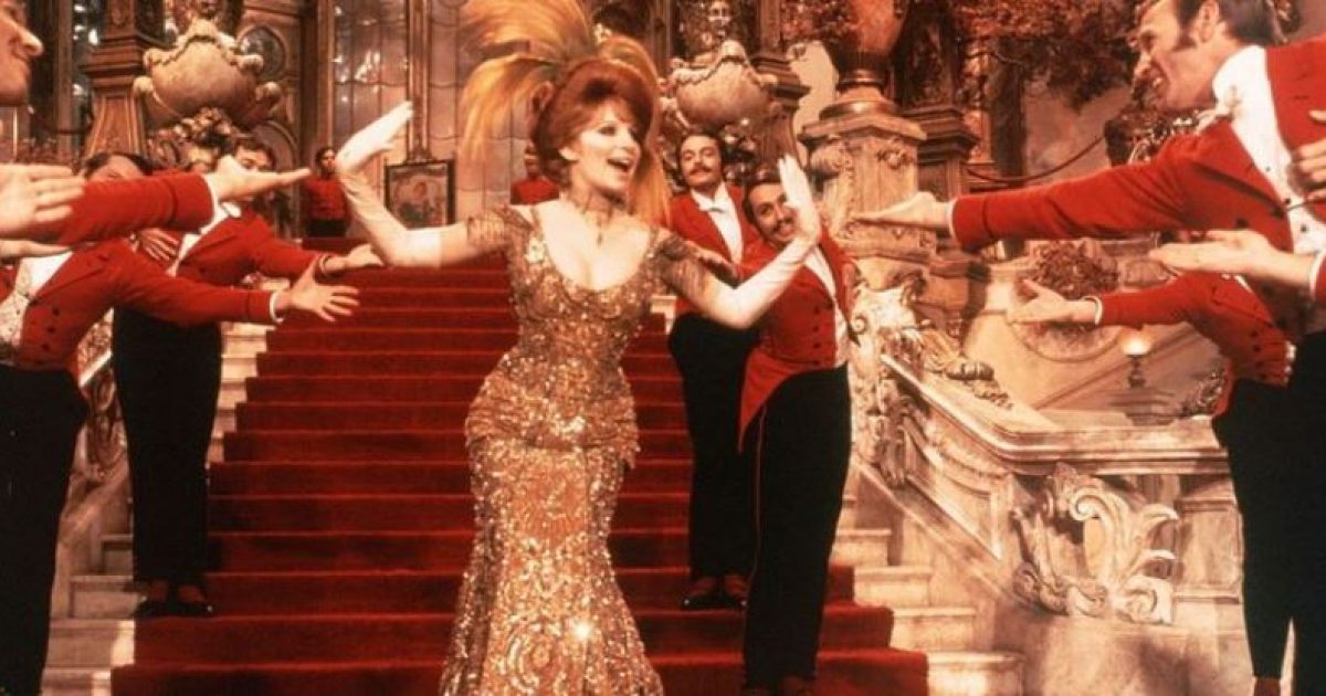 Barbra Streisand no filme Alô, Dolly!, que é dirigido por Gene Kelly.