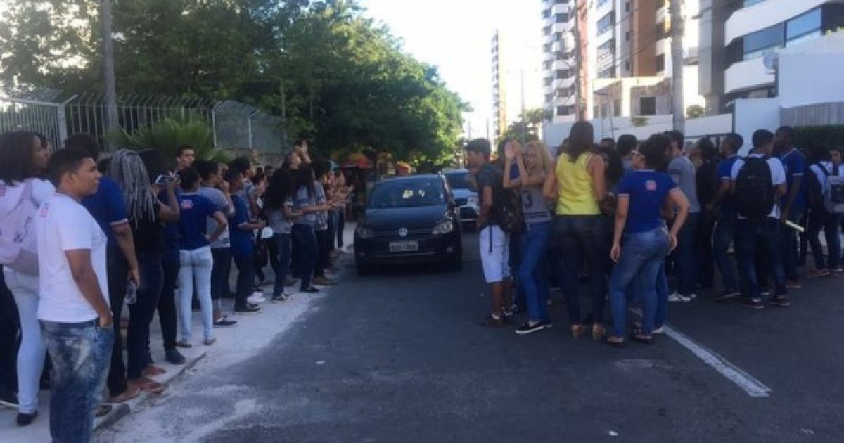 Estudantes fazem protesto na Pituba (Foto: Hilza Cordeiro/Correio)