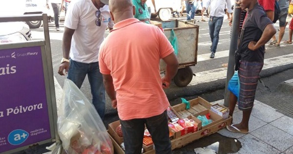 Ambulantes estavam comercializando queijos, presunto, iogurtes e azeite vencidos (Foto: Divulgação)