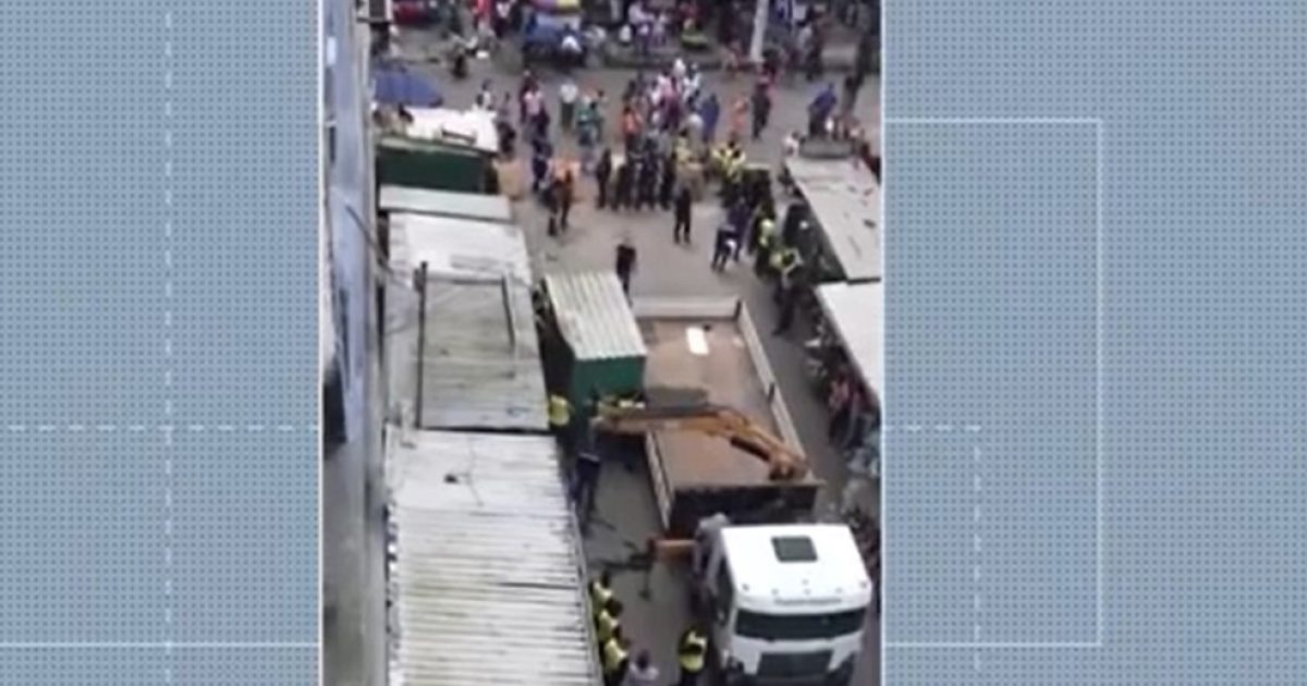 Ambulantes são retirados do centro de Feira de Santana; eles serão transferidos para shopping popular. — Foto: Reprodução / TV Subaé