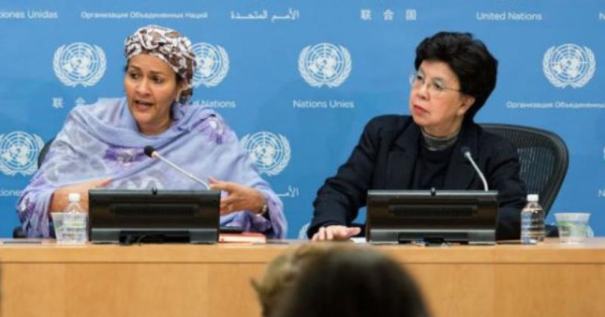 A diretora-geral da OMS, Margaret Chan (esq), e a vice-secretária-geral da ONU, Amina Mohammed (dir), afirmaram que a resistência microbiana já está prolongando doenças em todo o mundo (Foto: ONU/Mark Garten)