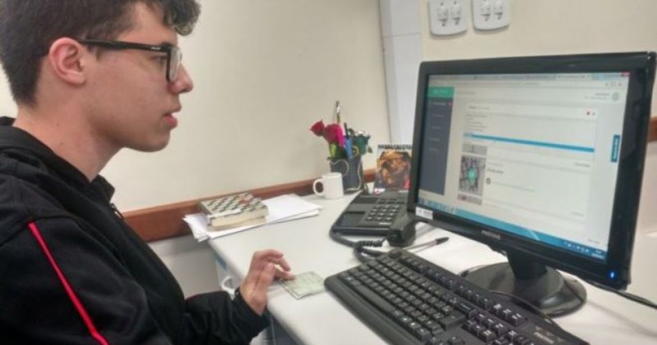 Anderson dos Santos Andrade com seu plano de estudos virtual: análise de dados fornecidos pelos alunos ajuda a identificar o que foi aprendido e o que precisa ser reforçado nas aulas (Foto: BBC Brasil)