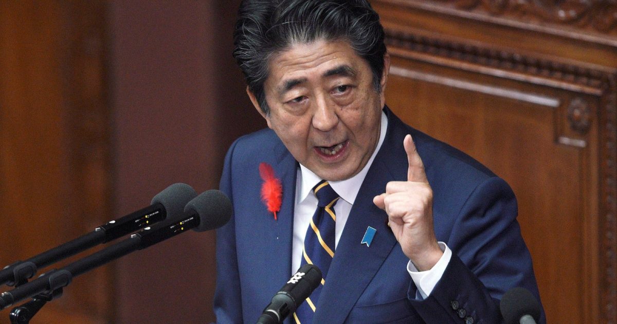 Shinzo Abe falando ao Parlamento em 2019 — Foto: AP Photo/Eugene Hoshiko