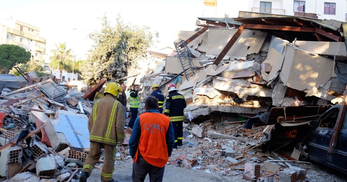 Bombeiros trabalham em prédio danificado após um terremoto de magnitude 6,4 em Durres, oeste da Albânia — Foto: Hektor Pustina / AP Photo
