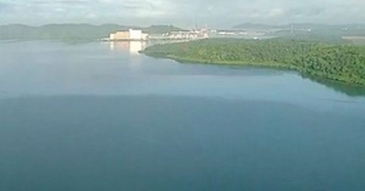 Corpo foi encontrado perto da Base Naval de Aratu (Foto: Reprodução/ TV Bahia)