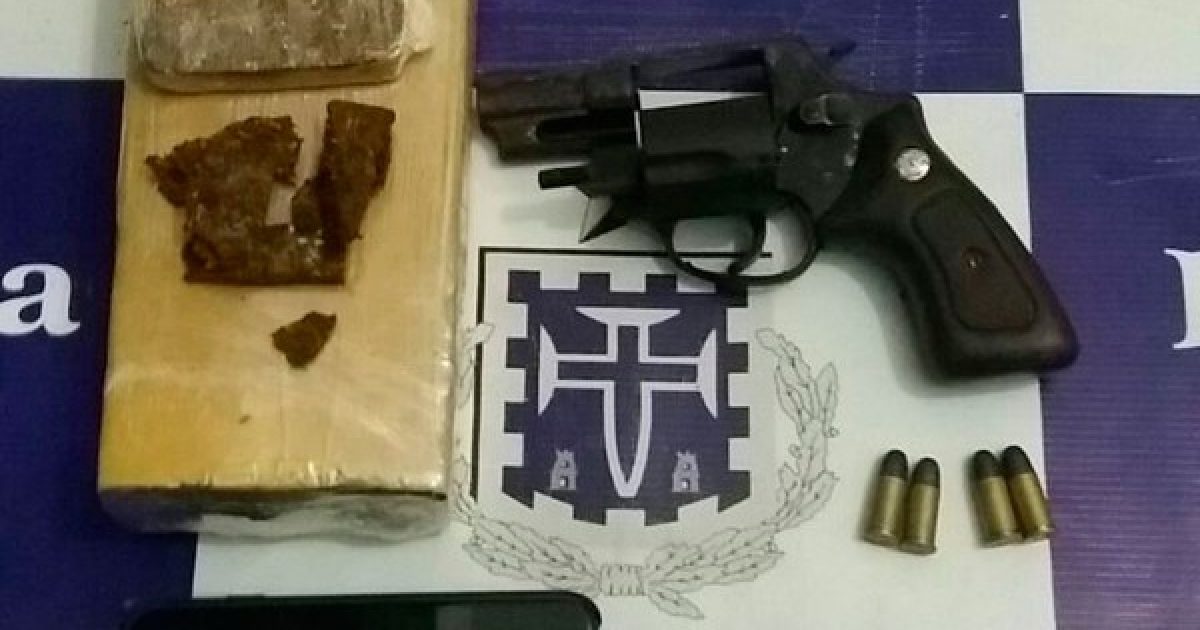 No carrinho da criança, foram encontrados 1,5 kg de maconha e a arma, calibre 38, com numeração raspada. (Foto: Divulgação/Polícia Civil)