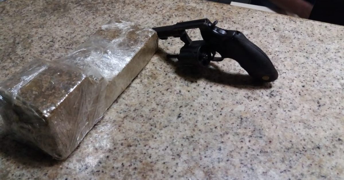 Arma e meio quilo de drogas foram apreendidos com o suspeito (Foto: Divulgação/SSP)