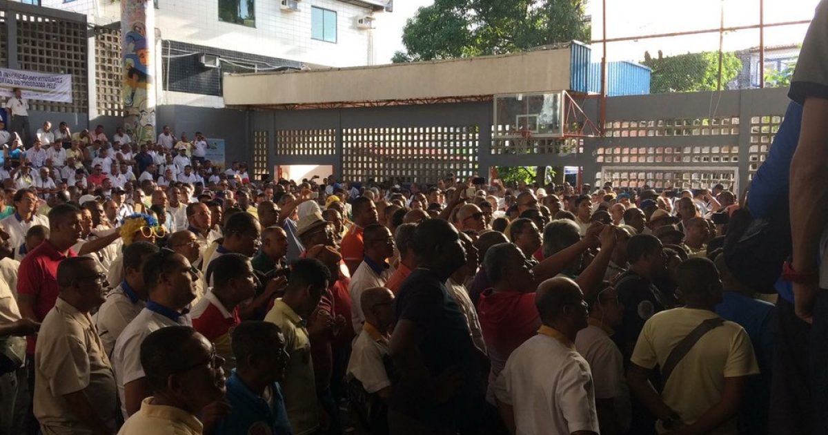 Rodoviários decretaram greve em assembleia realizada na tarde desta terça-feira (22) (Foto: Maiana Belo/ G1)