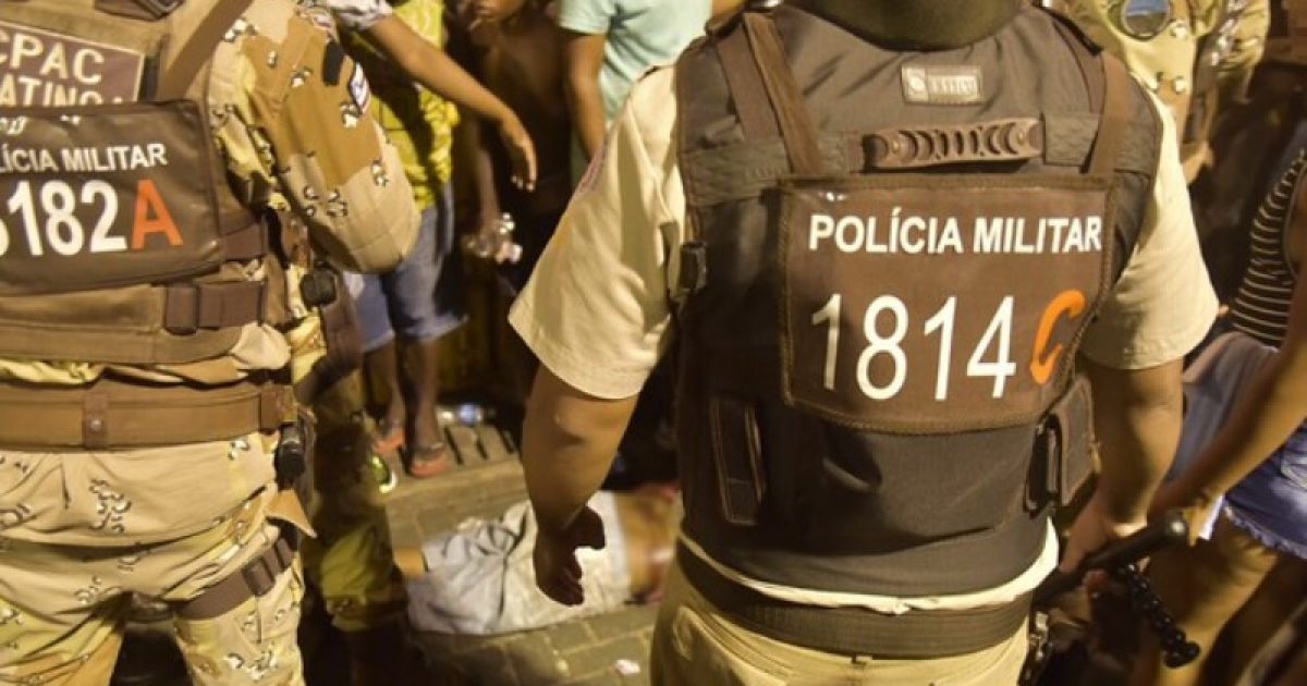 Homem foi baleado por policial, que foi preso durante carnaval na Barra, em Salvador (Foto: Elias Dantas/Ag. Haack)