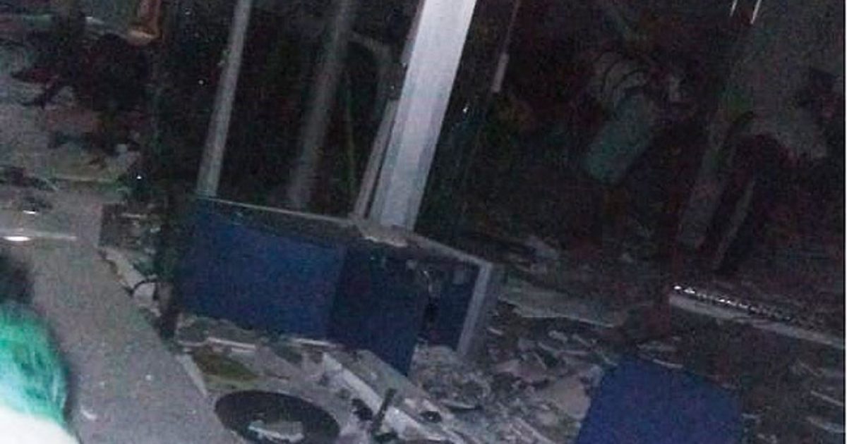 Bandidos explodem caixas eletrônicos na cidade de Castro Alves, na Bahia (Foto: Site Bahia10.Com.Br)