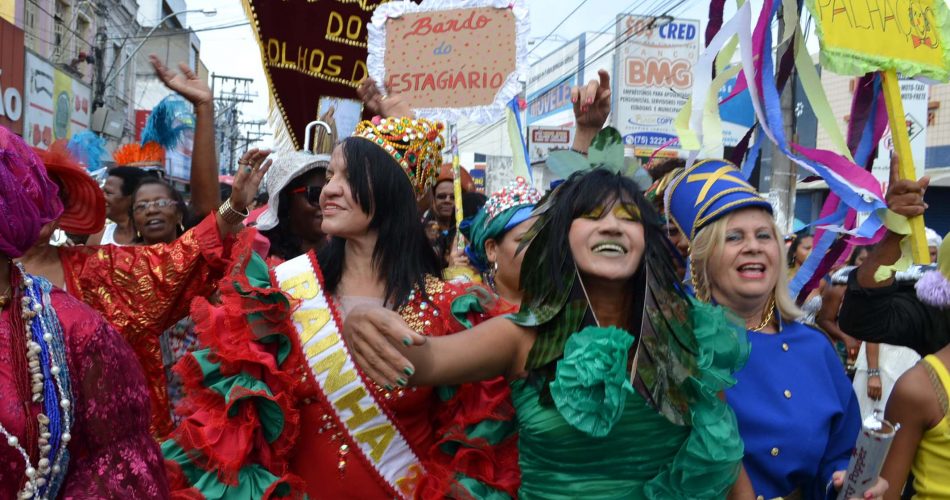 Desfile do Bando Anunciador marca com irreverência a parte profana dos festejos à Senhora Santana, padroeira de Feira. Foto: Arquivo/Olá Bahia