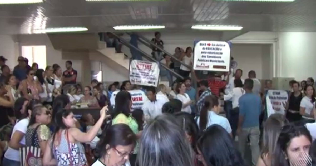 Servidores protestaram na sede da prefeitura, na semana passada (Foto: Reprodução/ TV Oeste)