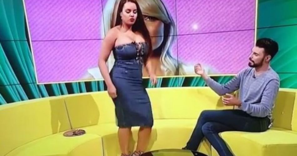 Usando um vestido jeans tomara que caia justíssimo ao corpo, em um dado momento da entrevista ela se levantou para mostrar uma dança sensual  (Foto: Reprodução / Instagram)