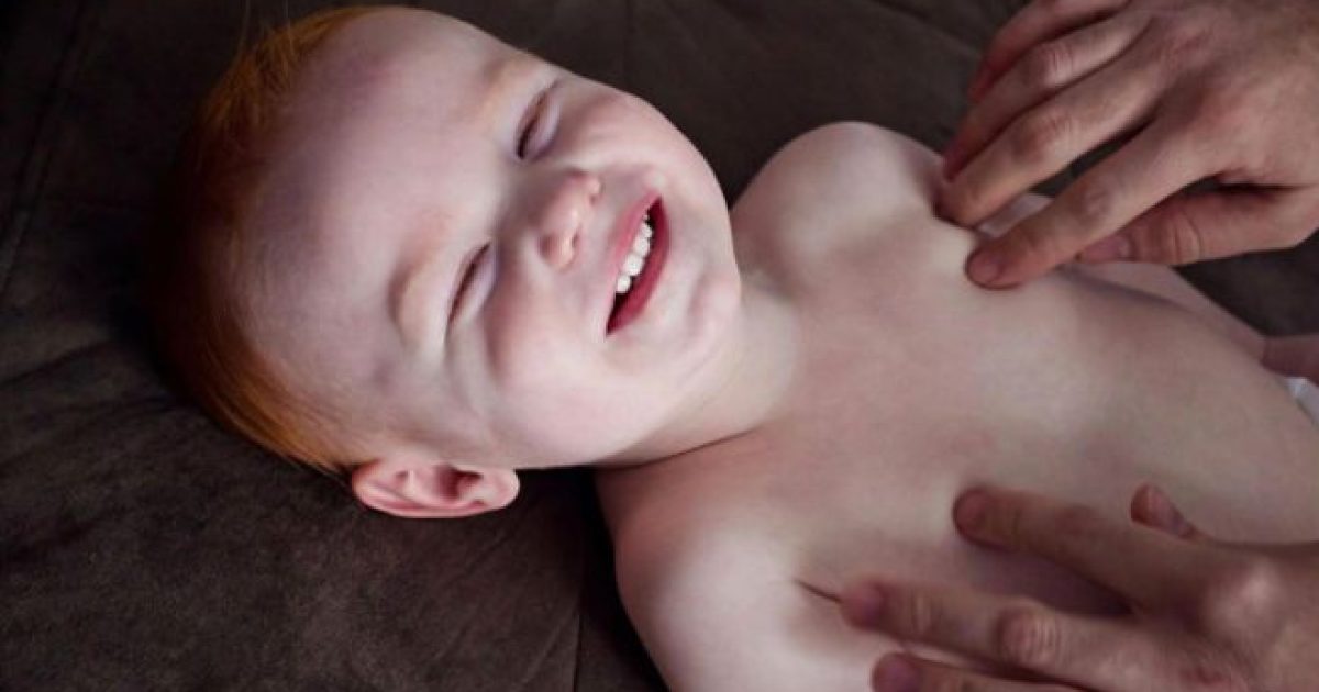 Brincadeira de fazer cócegas nos bebês é campeã entre pais, segundo estudo. Foto: Reprodução BBC Brasil/Getty