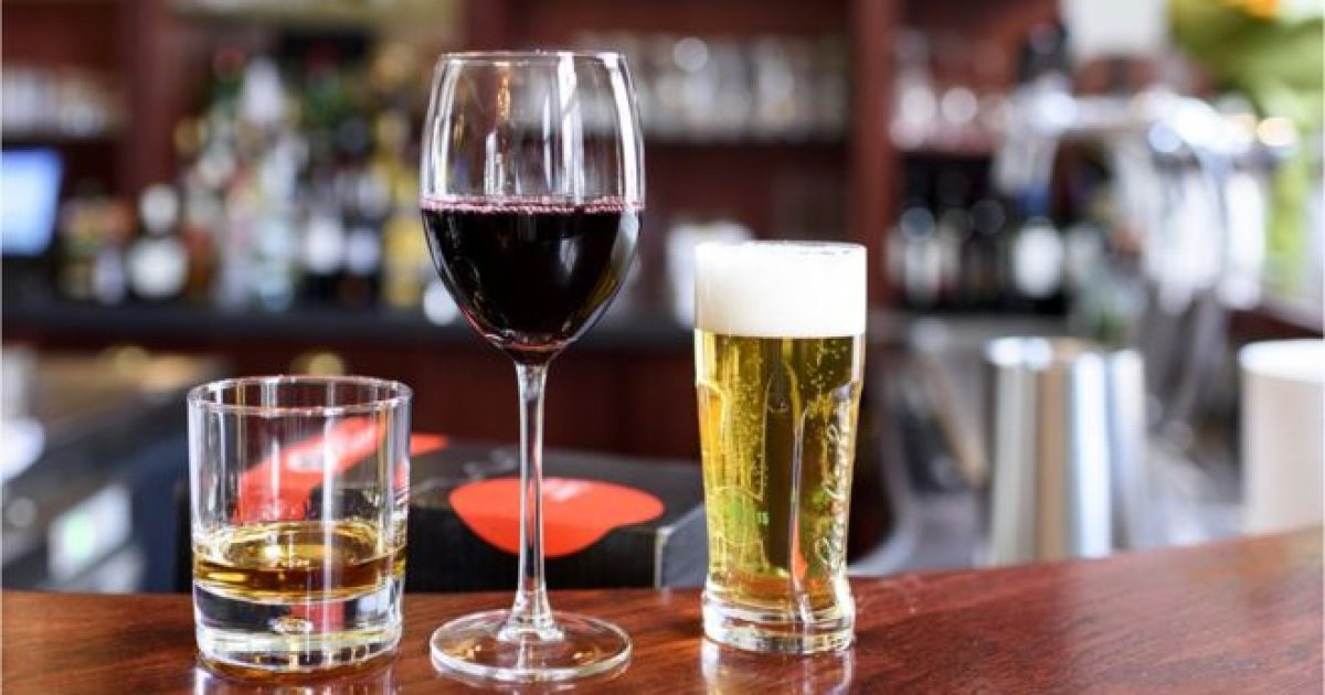 Diversos estudos já mapearam os efeitos do consumo moderado e excessivo de álcool para a saúde (Foto: Getty Images)