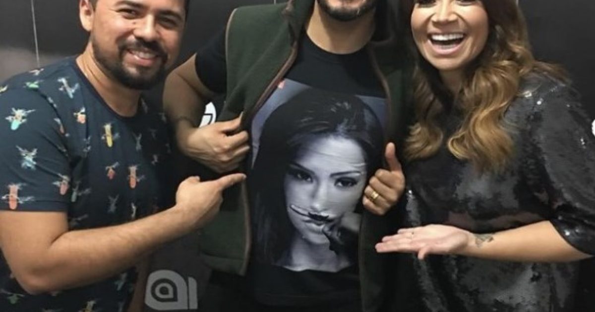 Belo vai a show da banda Aviões do Forró com camisa com estampa de Gracyanne Barbosa (Foto: Reprodução/Instagram)