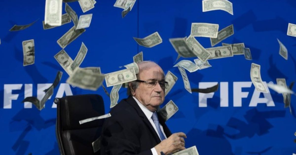 Blatter recebe uma chuva de dólares falsos em protesto do comediante Simon Brodkin. Foto: Reprodução/O Globo - Fabrice Coffrini / AFP