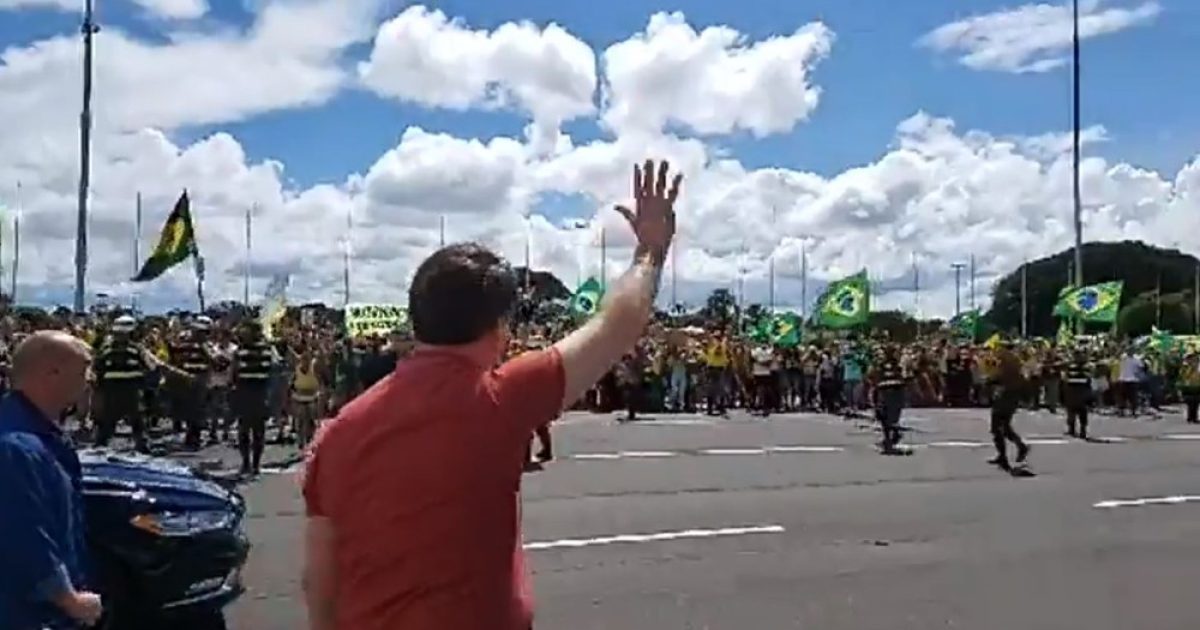 Bolsonaro discursou em Brasília para apoiadores que defendem uma intervenção militar no Brasil — Foto: Reprodução/Redes Sociais