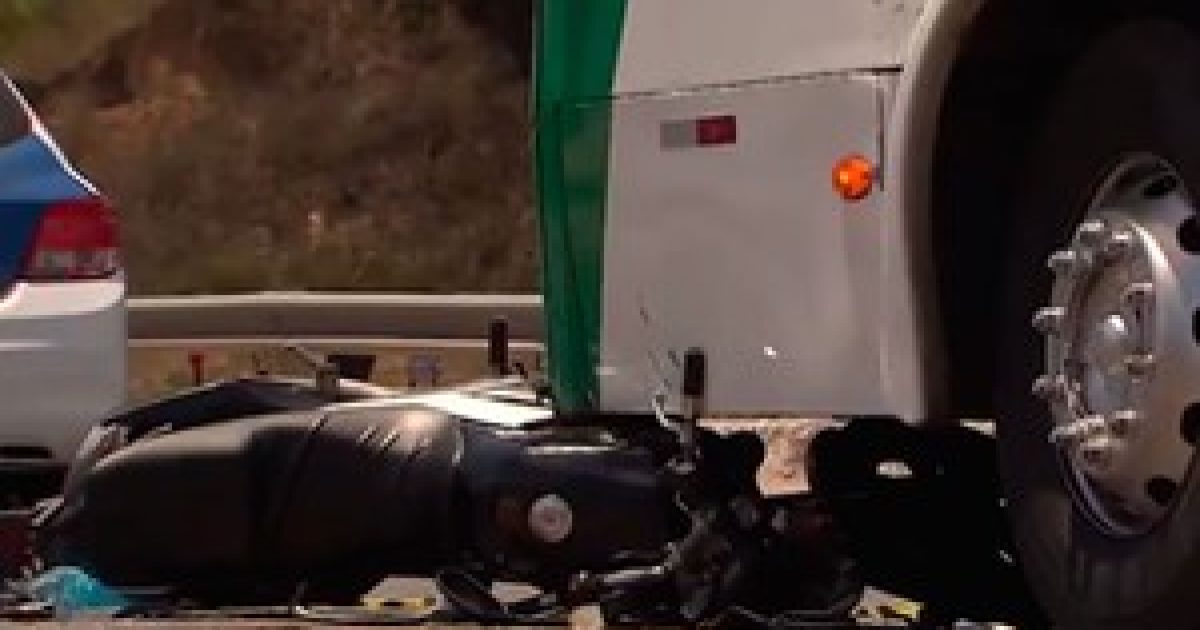 Os veículos colidiram frontalmente e a moto foi parar embaixo de um ônibus que passava pelo local. 
(Foto: Reprodução/ TV Bahia)