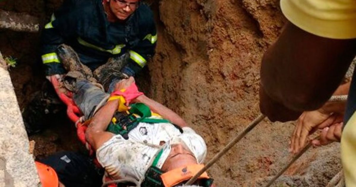 Homem caiu dentro de buraco de 5 metros (Foto: Divulgação/Corpo de Bombeiros)
