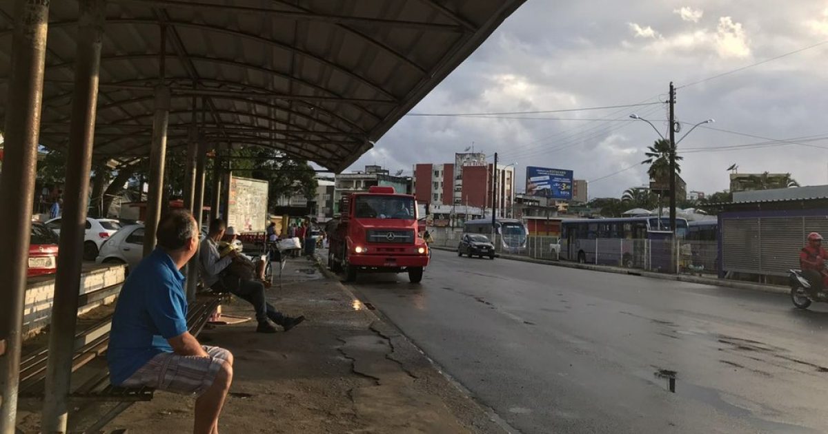 Parada no transporte começou às 3h20 e não há previsão de quando será finalizada. (Foto: Camila Oliveira/ TV Santa Cruz)