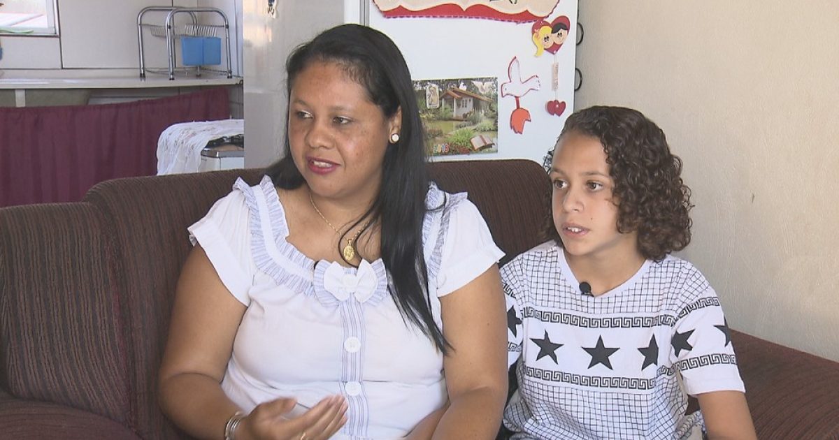 Segundo a mãe, a família fez uma promessa e só vai poder cortar as madeixas de Luís Phelipe Oliveira daqui a dois anos. (Foto: Reprodução/TV Globo)