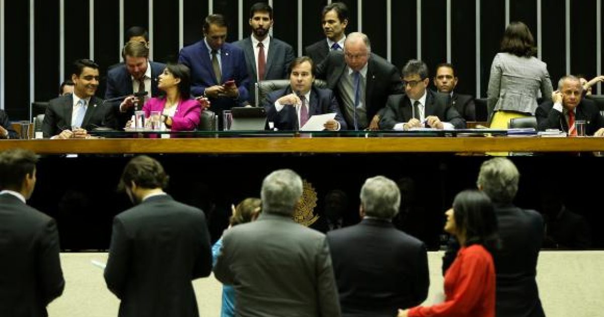A 2ª secretária da Câmara dos Deputados, Mariana Carvalho, lê denúncia da PGR contra o presidente Michel Temer (Foto: Marcelo Camargo/Agência Brasil)