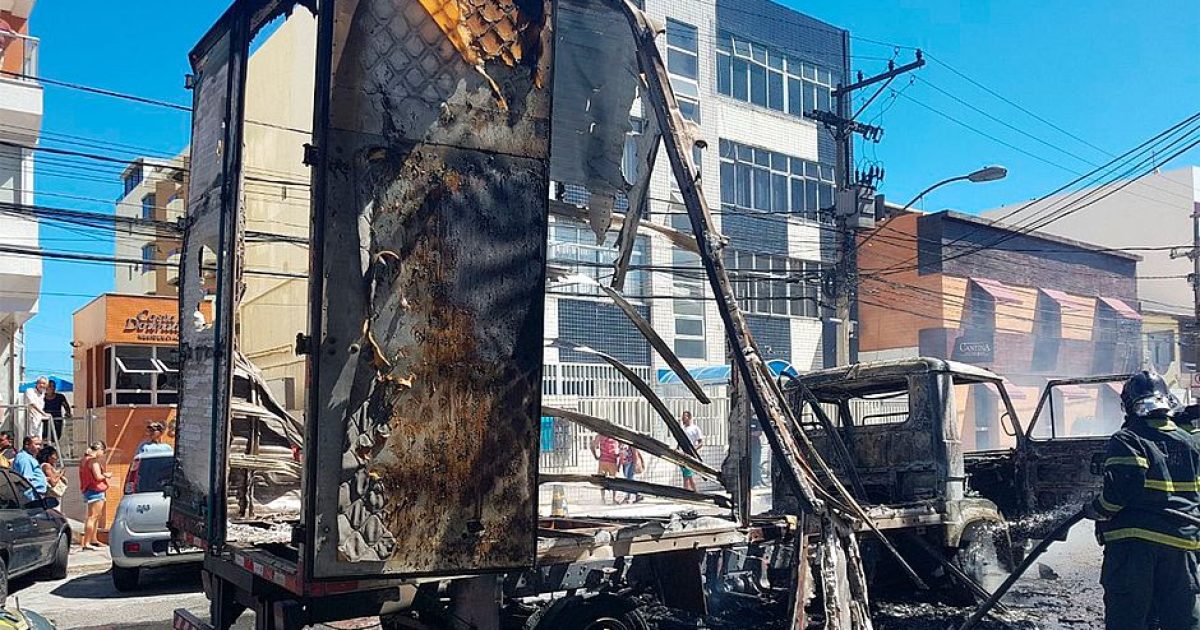 Caminhão bate em fiação e pega fogo em rua da Pituba (Foto: Raquel Saraiva/CORREIO)