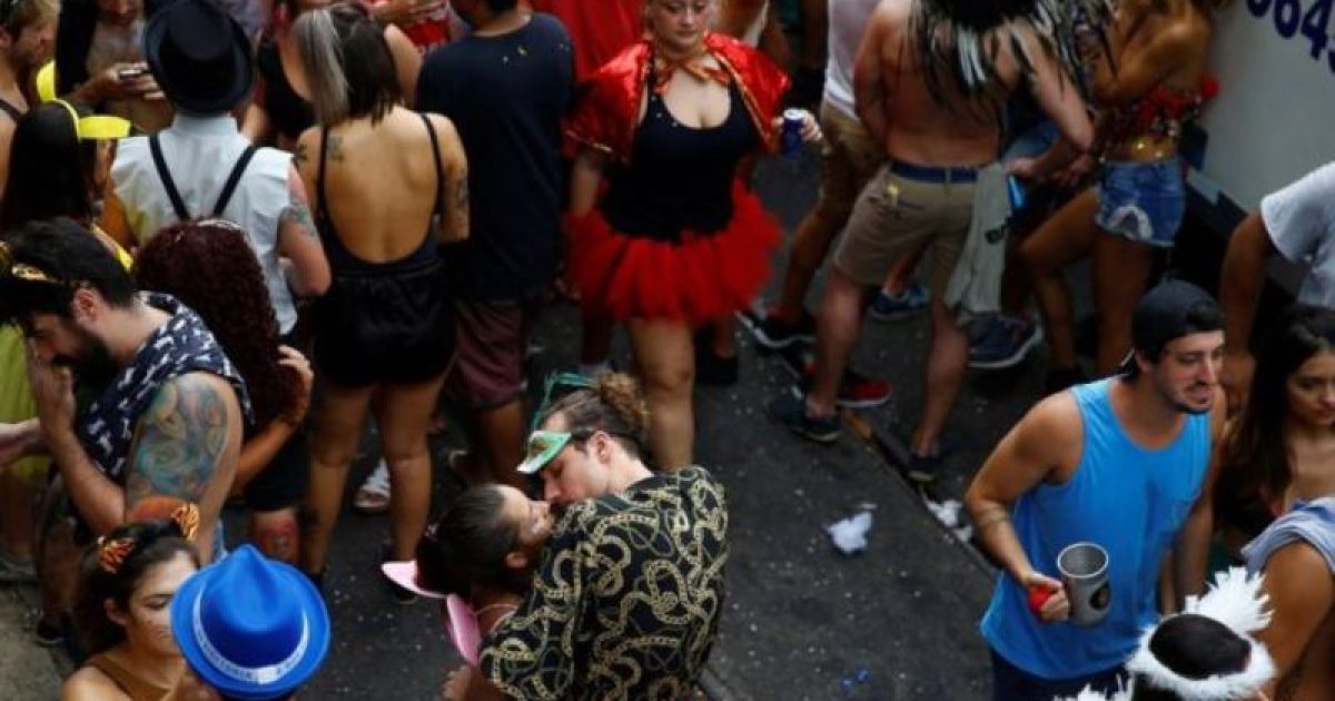 Ministério da Saúde constata menor uso de preservativo e maior contágio de HIV entre jovens (Foto: Reuters/Reprodução BBC Brasil)