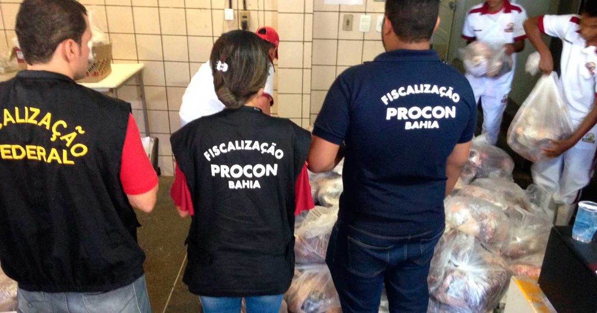Agentes do Procon-BA e do Ministério da Agricultura durante operação que apreendeu 1 tonelada de carne e prendeu dono de frigorífico (Foto: Divulgação/Procon-BA)