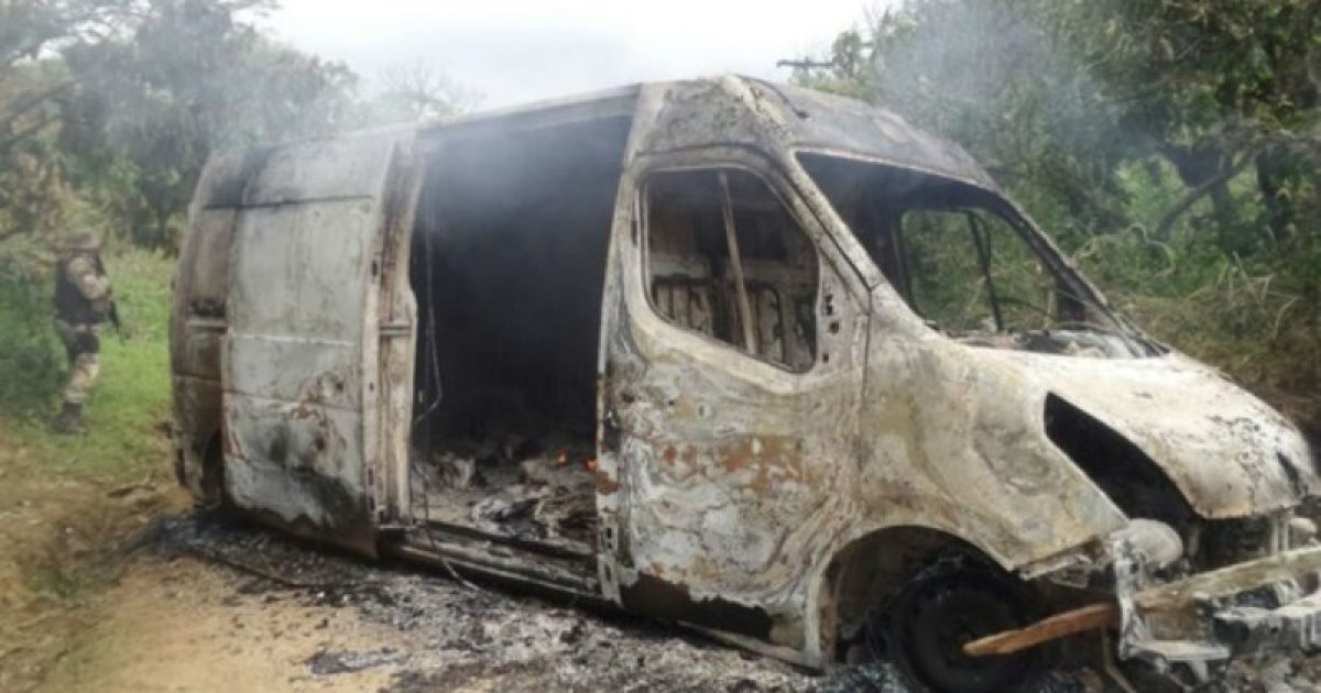 Carro dos Correios foi incendiado após assalto em Barro Preto (Foto: Camila Oliveira / TV Santa Cruz)