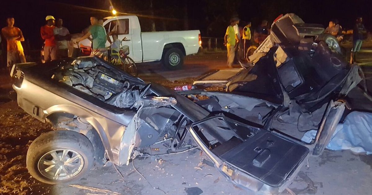Com o impacto da batida, o carro da vítima foi partido ao meio e ficou destruído.  (Foto: Divulgação/ Polícia Rodoviária Federal)