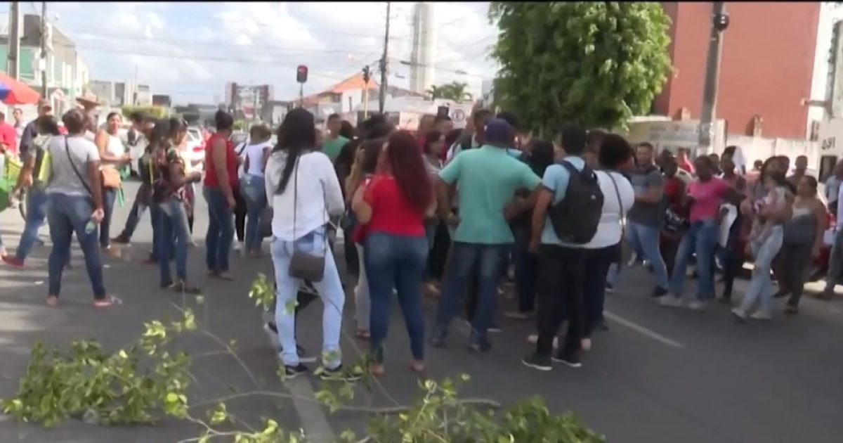 Muitos moradores foram para o meio da rua protestar e trânsito ficou lento — Foto: Reprodução/TV Subaé