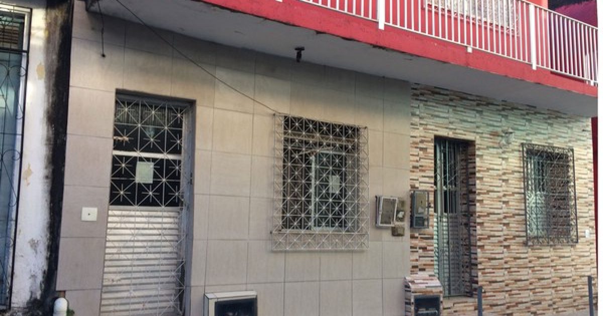 O endereço onde deveria funcionar o hospital fica em Salvador, mas no local há uma casa. (Foto: Reprodução/ G1)