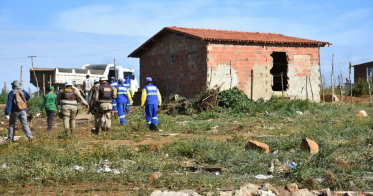 Trinta casas foram demolidas durante a ação que teve acompanhamento da PM (Foto: Anderson Oliveira/Blog do Anderson)