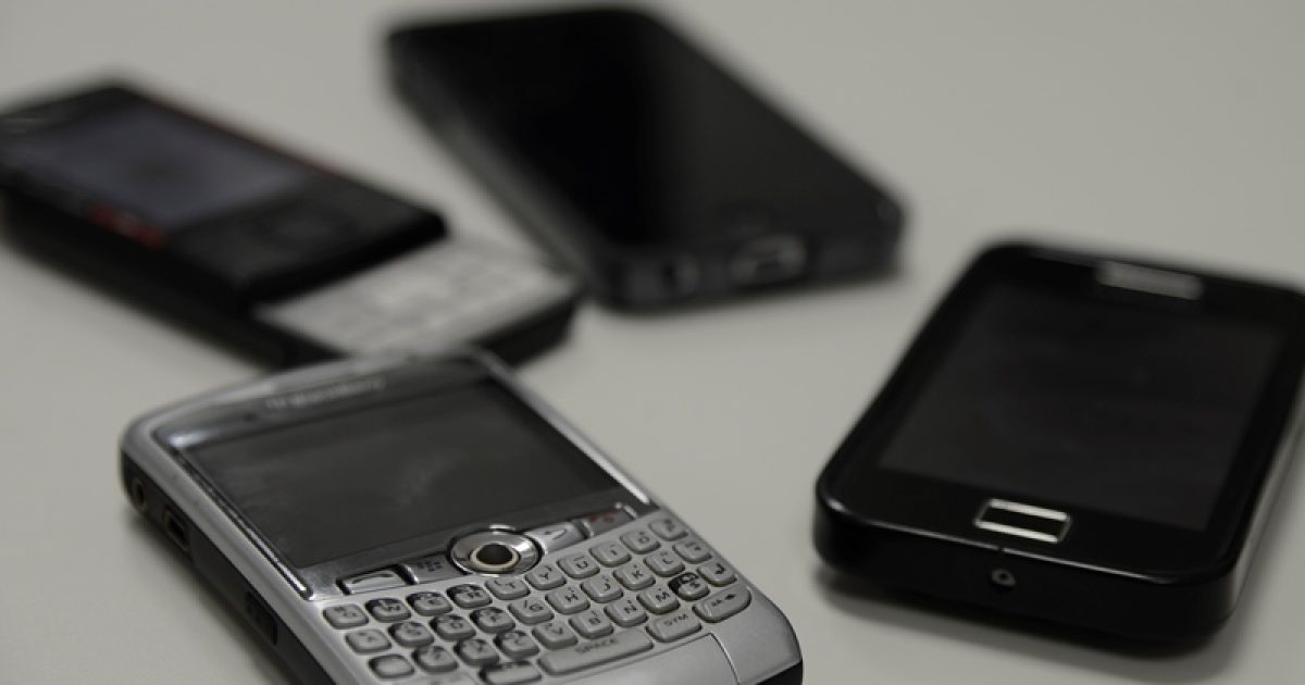 A previsão é de que as operadoras de celular comecem a mandar mensagens com avisos aos usuários que tem aparelhos irregulares a partir do dia 30 de julho (Foto: Valter Campanato/Agência Brasil)