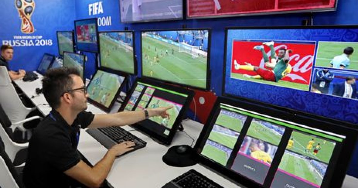 Centro de operações do sistema de arbitragem por vídeo na Copa da Rússia (Foto: Yuri Kochetko/EFE/direitos reservados)