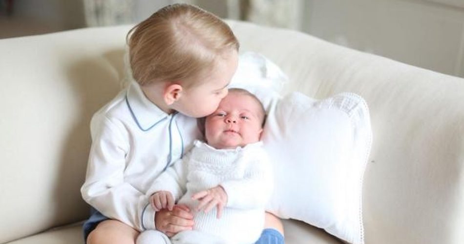 George  e Charlotte  em foto divulgada pelo Palácio de Kensington (Foto: Reprodução / Twitter - HRH The Duchess of Cambrigde / @kensingtonroyal)
