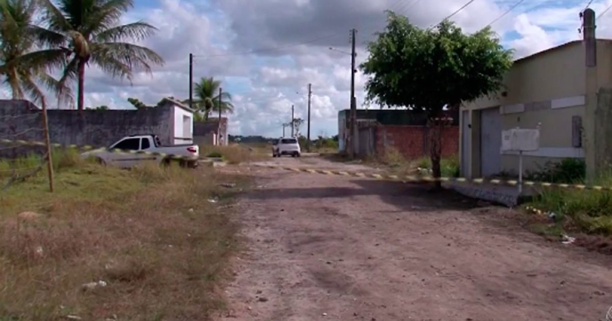 Rua onde ocorreu a chacina em Porto Seguro (Foto: Reprodução/TV Santa Cruz)