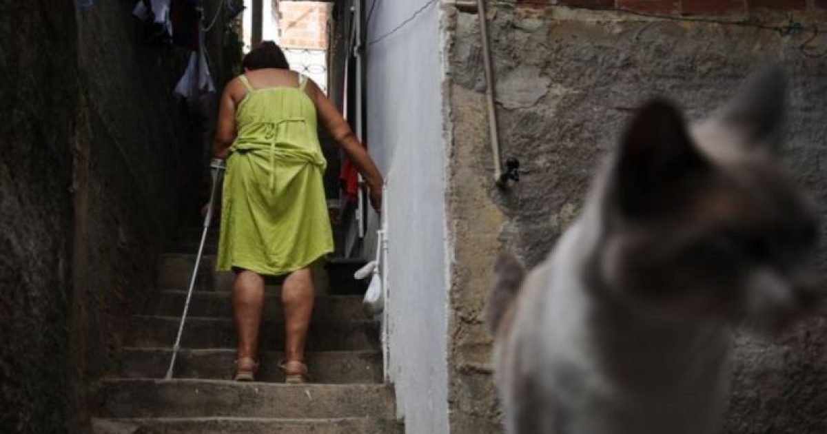 Vera Marques passou a usar muleta um ano depois de sentir os primeiros sintomas da chikungunya (Foto: Paulo Paiva/BBC Brasil)
