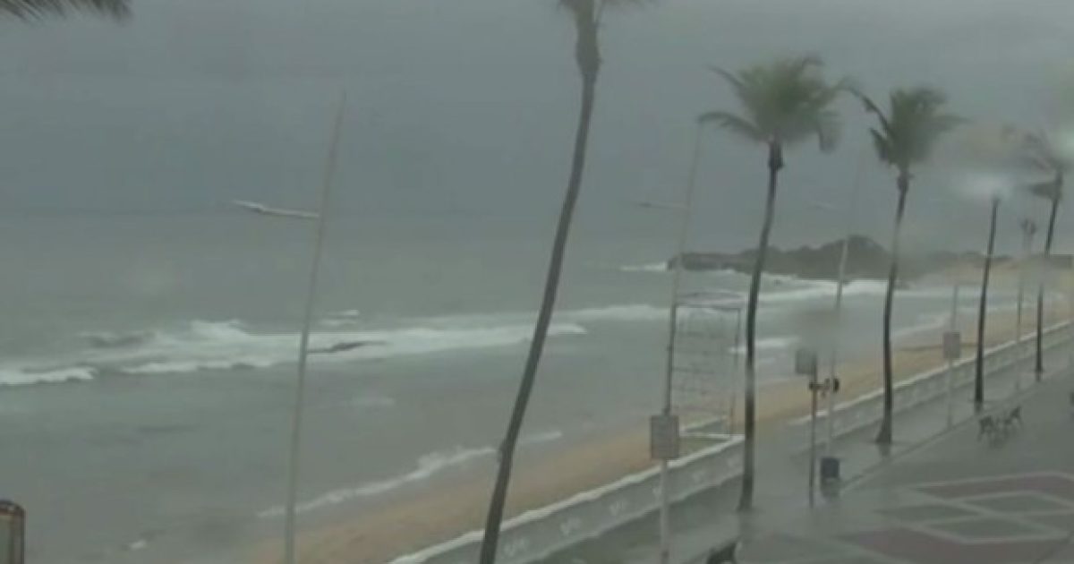 "A previsão de chuva é até amanhã (14), mas não com a mesma intensidade em toda a cidade", disse meteorologista do Inmet (Foto: Reprodução/TV Bahia)