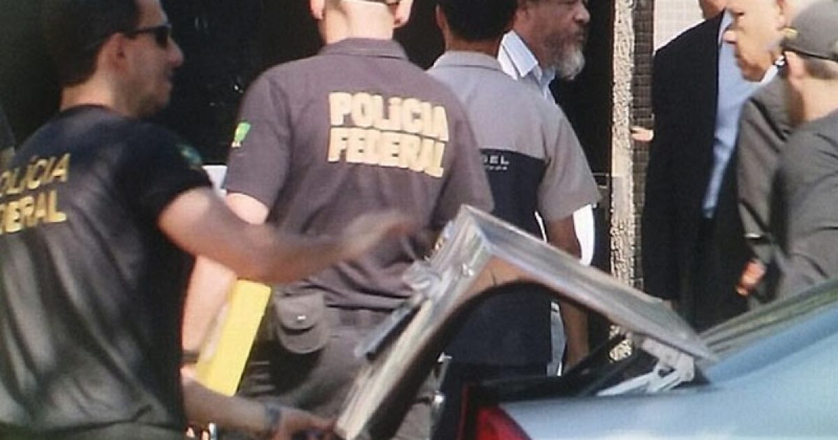 O assessor da Secretaria da Pesca, Clemerson José Pinheiro da Silva (de cabelo branco, à direita), chega à superintendência da PF em Brasília. Foto: TV Globo/Reprodução