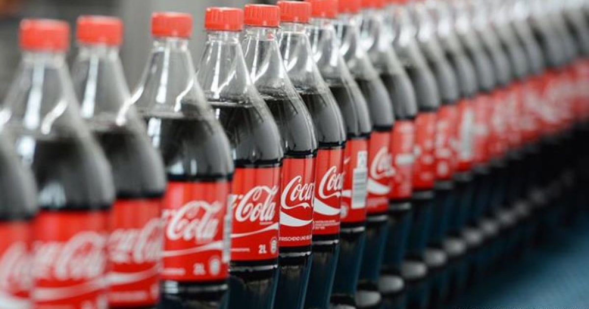 Linha de produção da Coca-Cola, uma das bebidas açucaradas mais famosas do mundo (Foto: Reprodução/Deutsche Welle)