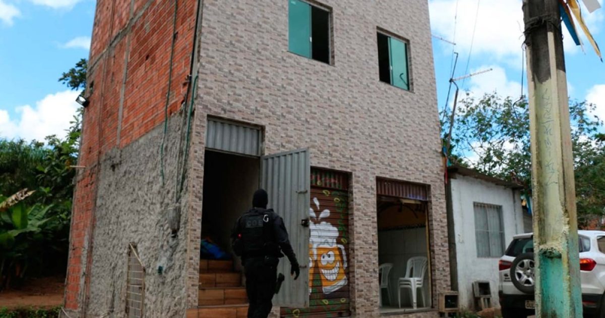 Imóvel onde funciona bar e droga foi achada por cão no bairro de São Caetano, em Salvador (Foto: Divulgação/SSP-BA)