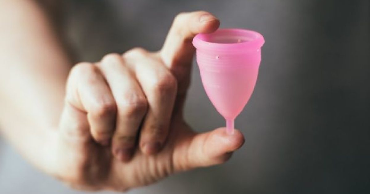 Copinhos de silicone costumam se fabricados em dois tamanhos, de acordo com fatores como altura do colo do útero e fluxo menstrual (Foto: Getty Images)