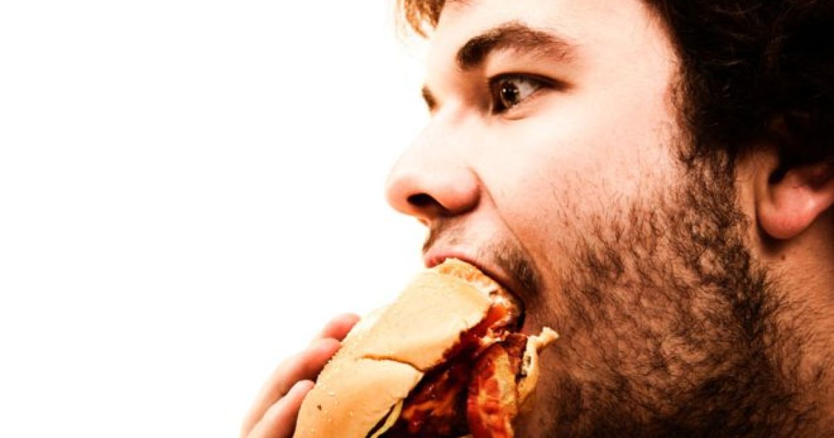 Comer depressa não dá tempo para o cérebro registrar que estamos satisfeitos (Foto: Getty Images)