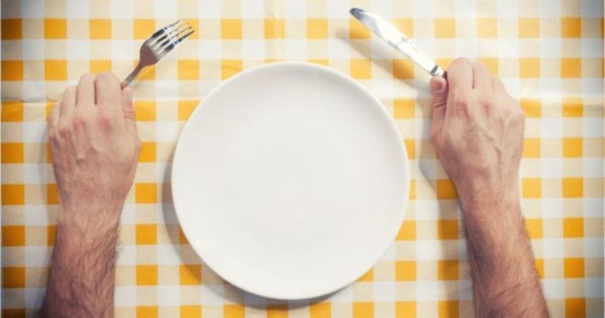 Dietas que alternam dias de jejum e de alimentação normal estão cada vez mais populares (Foto: Reprodução/BBC)